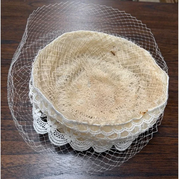 Vintage Cream Satin Pillbox Hat White Lace Birdcage Veil Bridal Wedding - Picture 12 of 13